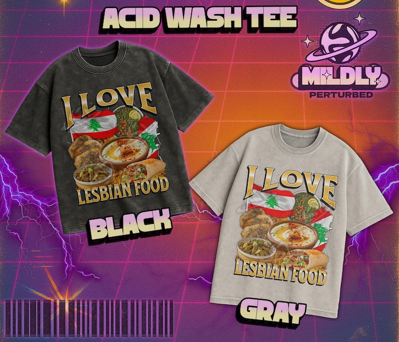 Pu&ograve; includere: Due t-shirt acid wash, una nera e una grigia, con la scritta "I LOVE LESBIAN FOOD" in oro. Il design include una bandiera libanese e vari cibi. Le magliette sono a maniche corte.