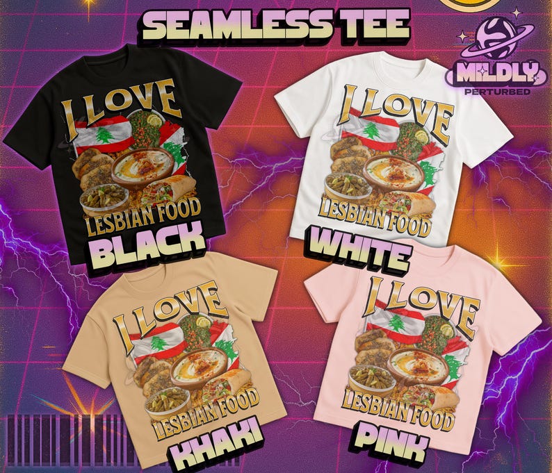 Pu&ograve; includere: Quattro magliette a maniche corte nere, bianche, kaki e rosa. Ogni maglietta presenta una grafica con la scritta "I LOVE LESBIAN FOOD" e una bandiera libanese con illustrazioni di cibo. Le magliette sono etichettate con i rispettivi colori.