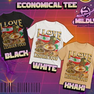 Pu&ograve; includere: Tre magliette nere, bianche e kaki, ognuna con la scritta "I LOVE LESBIAN FOOD" in oro. Il design include una bandiera libanese e immagini di piatti. Le magliette fanno parte della collezione "ECONOMICAL TEE".