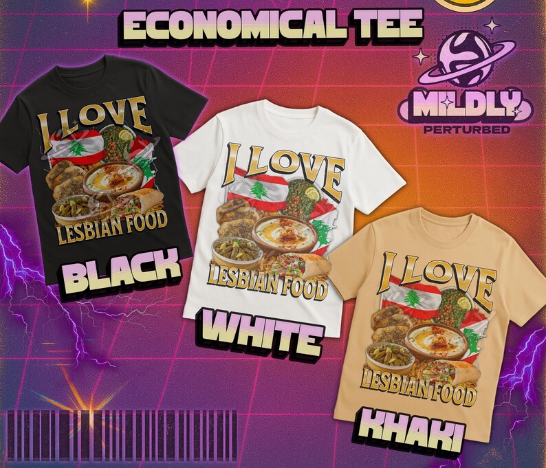 Pu&ograve; includere: Tre magliette nere, bianche e kaki, ognuna con la scritta "I LOVE LESBIAN FOOD" in oro. Il design include una bandiera libanese e immagini di piatti. Le magliette fanno parte della collezione "ECONOMICAL TEE".