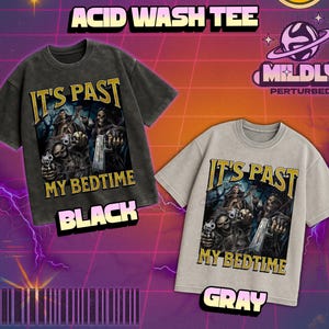 Może przedstawiać: Dwie koszulki z efektem acid wash, jedna czarna i jedna szara, każda z grafiką z napisem "IT'S PAST MY BEDTIME". Grafika przedstawia szkieletowe postacie trzymające broń. Widoczne jest r&oacute;wnież logo marki "MILDLY PERTURBED".