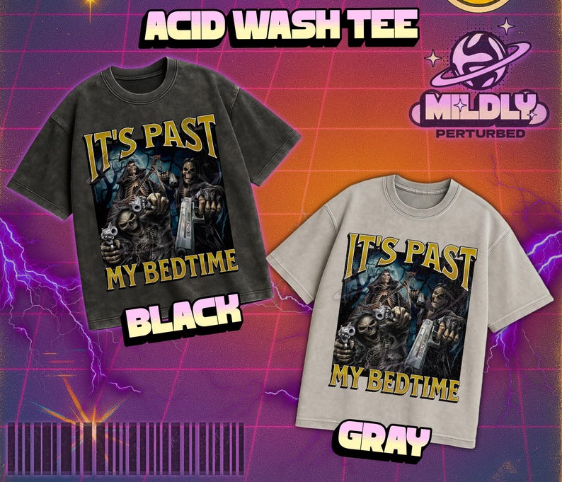 Może przedstawiać: Dwie koszulki z efektem acid wash, jedna czarna i jedna szara, każda z grafiką z napisem "IT'S PAST MY BEDTIME". Grafika przedstawia szkieletowe postacie trzymające broń. Widoczne jest r&oacute;wnież logo marki "MILDLY PERTURBED".