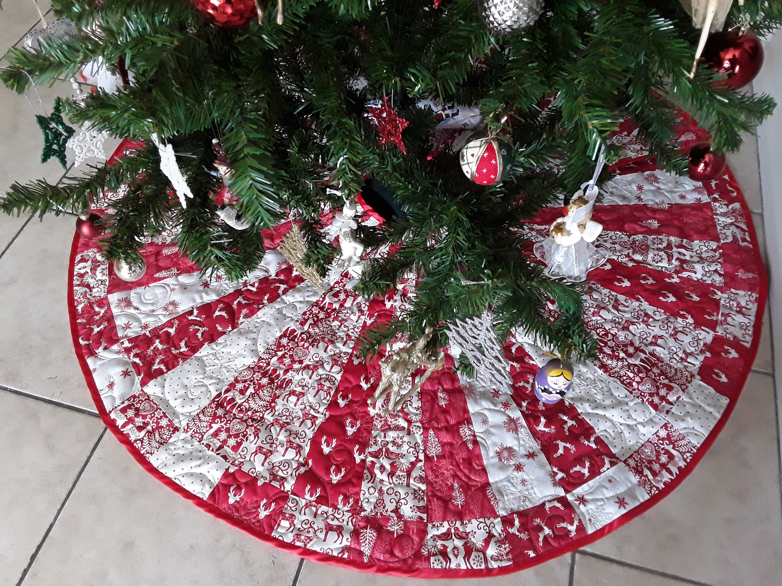 Jacquard Français Féerie Christmas Tree Skirt main image 1