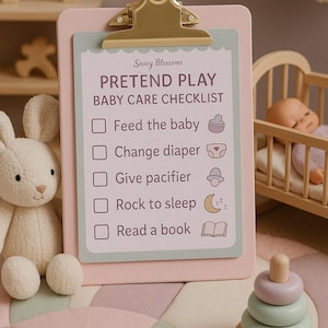 Könnte beinhalten: Eine rosa Klemmbrett mit einer Checkliste für das Spiel „So tun als ob“ für die Babypflege. Die Checkliste enthält Punkte wie das Füttern des Babys, das Wechseln der Windel, das Geben eines Schnullers, das Einschlummern und das Vorlesen eines Buches. Neben jedem Punkt befinden sich Symbole.
