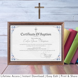 Op de afbeelding: Een ingelijste doopakte met de tekst "Certificate Of Baptism" en de naam "Evelyn Grace Thompson". Het certificaat zit in een bruine lijst, met een houten kruis erboven. Een stapel kleurrijke boeken is zichtbaar.