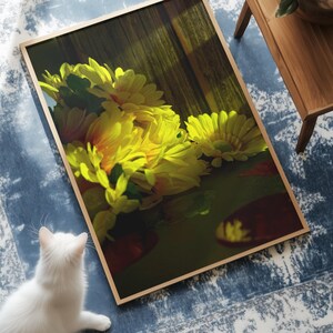 Arte murale digitale con crisantemo giallo, stampa fotografica di fiori al tramonto, calda decorazione floreale digitale, stampabile arte murale con fiori illuminati dal sole