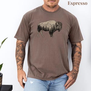 Camiseta rústica de bisonte, camiseta de naturaleza con colores cómodos, camiseta de vida silvestre en la montaña, regalo para papá, camiseta de senderismo al aire libre, camiseta de camping imagen 4