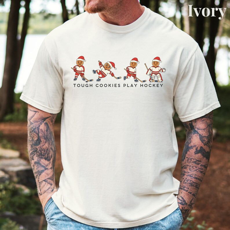 Tough Cookies Play Hockey T-Shirt, Comfort Colors Funny Holiday Hockey Shirt, Gingerbread Hockey Christmas Tee, Hockey Christmas Sweater afbeelding 6