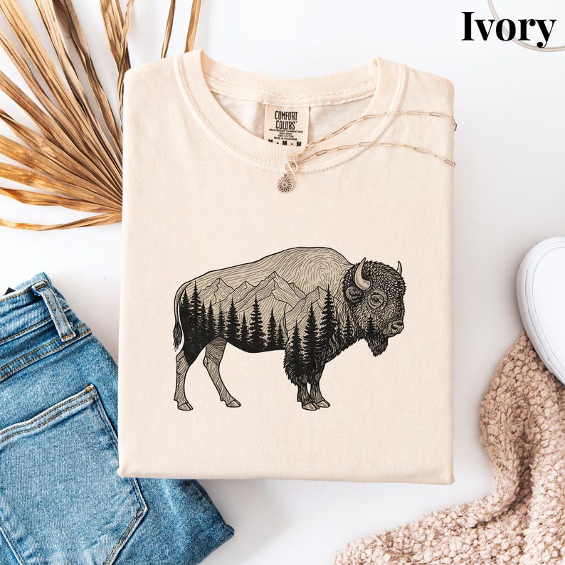 Camiseta rústica de bisonte, camiseta de naturaleza con colores cómodos, camiseta de vida silvestre en la montaña, regalo para papá, camiseta de senderismo al aire libre, camiseta de camping Ivory