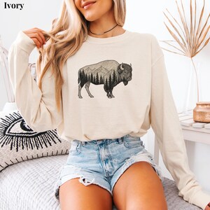 Camiseta rústica de bisonte, camiseta de naturaleza con colores cómodos, camiseta de vida silvestre en la montaña, regalo para papá, camiseta de senderismo al aire libre, camiseta de camping imagen 12
