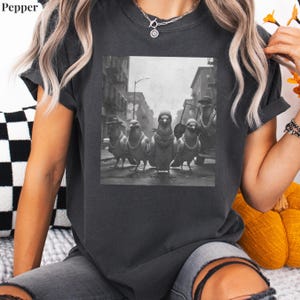 Camiseta de paloma gánster, camiseta divertida de pájaro con colores cómodos, camiseta de pandilla de palomas, suéter divertido de pájaro, regalo divertido para él, camiseta de pájaro hip hop imagen 1