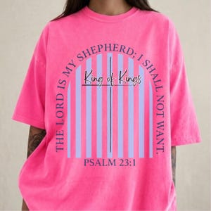 T-shirt met gepersonaliseerde Bijbeltekst in Comfort Colors 1717, T-shirt met Bijbelvers, T-shirt met afbeelding van de Koning der Koningen, trendy christelijk cadeau voor vrouwen