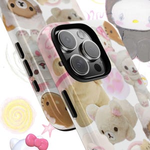Cover per telefono kawaii di Hello Kitty e Rilakkuma - estetica collage Y2K, rosa tenue, per iPhone. immagine 2