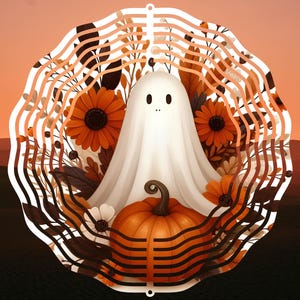 Op de afbeelding: Een Halloween-illustratie met een vriendelijk spook, oranje zonnebloemen en een pompoen. Het ontwerp is omlijst door een decoratieve rand, met een zonsondergang op de achtergrond. De kleuren zijn oranje, wit en bruin.