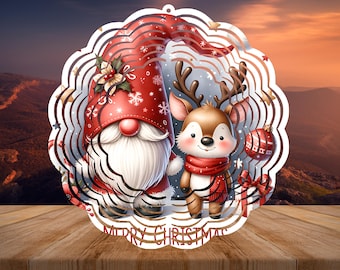 Peut inclure: Ornement de Noël avec un gnome et un cerf, tous deux portant des écharpes rouges. Le gnome a un chapeau rouge et une barbe blanche. L'ornement porte les mots "Merry Christmas" en bas. L'ornement est blanc avec un bord festonné.