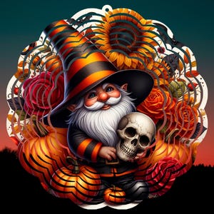 Op de afbeelding: Een grillige Halloween-kabouter met een zwart-oranje gestreepte hoed en een schedel. De kabouter is omringd door pompoenen, rozen en zonnebloemen. De afbeelding heeft een donkere, kleurrijke achtergrond.
