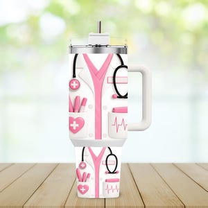 Puede incluir: Un vaso blanco y rosa con un tema médico. El diseño incluye una bata de laboratorio rosa, un estetoscopio, un corazón con una cruz y una línea de latidos. El vaso tiene un asa blanca y una tapa plateada.