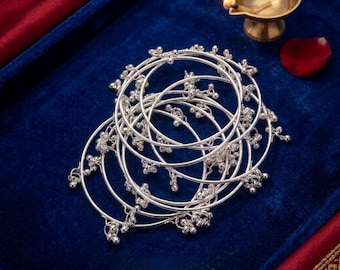 Kashmiri Ghungroo Armreifen Set (8 Stück), silberfarbene indische Armreifen