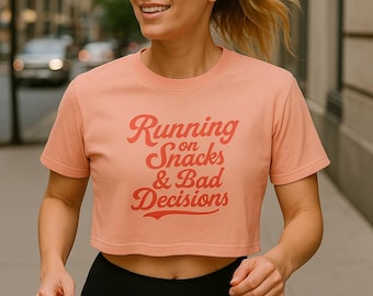 Camiseta corta divertida para mujer: "Corriendo con snacks y malas decisiones"