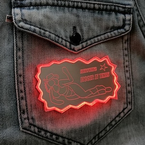 Pin de neón inspirado en Cowboy Carter de Beyoncé: "Everything Bigger in Texas" (Todo más grande en Texas), accesorio de acrílico reflectante iluminado para giras.