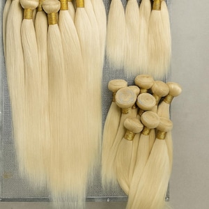 613本のブロンドストレート人毛束 – 高級バージンヘアエクステンション | カスタムウィッグ製作や取り付けに最適なシルキーライトブロンドのウェフト束