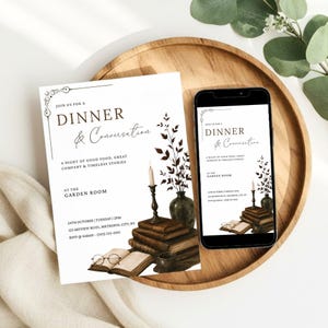 Puede incluir: Una tarjeta de invitación a una cena blanca y un teléfono inteligente que muestra el mismo diseño. El diseño presenta texto marrón que dice "JOIN US FOR A DINNER & Conversation" con una ilustración de libros apilados, una vela y gafas.