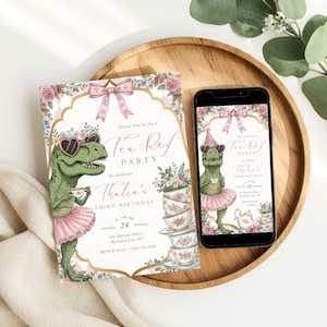 Puede incluir: Una invitaci&oacute;n a una fiesta y un tel&eacute;fono inteligente que muestra el mismo dise&ntilde;o. El dise&ntilde;o presenta un dinosaurio verde con gafas de sol y un tut&uacute;, sosteniendo una taza de t&eacute;. La invitaci&oacute;n dice "Tea-Rex Party" e incluye detalles de la fiesta.