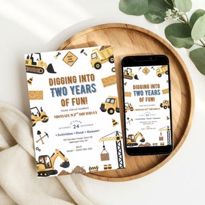 Puede incluir: Una invitación de cumpleaños y un teléfono inteligente que muestra el mismo diseño. La invitación y la pantalla del teléfono presentan un tema de construcción con camiones amarillos, excavadoras y el texto "Digging into Two Years of Fun!"