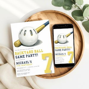 Könnte beinhalten: Eine gedruckte Einladungskarte und ein Smartphone mit einer digitalen Einladung für eine Backyard Ball Game Party. Das Design zeigt einen weißen Ball mit Löchern, einen gelben und blauen Schläger sowie den Text Michael's 7th Birthday, 23. Dezember.