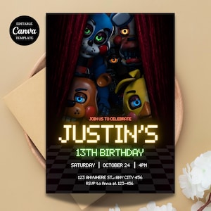 Puede incluir: Una invitación de cumpleaños con personajes de un popular videojuego. La invitación dice "Justin's 13th Birthday" con la fecha y la hora. El fondo es negro y a cuadros.