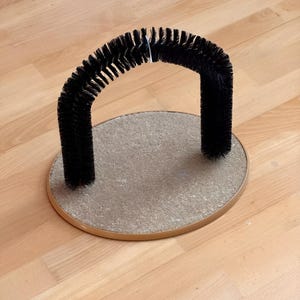 Cat Scratcher & Grooming Brush – 2-in-1 Self-Massage Toy for Happy, Independent Cats