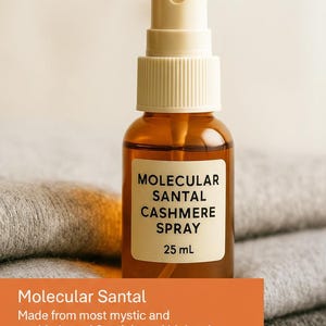 Puede incluir: Un frasco rociador de vidrio marr&oacute;n con la etiqueta "MOLECULAR SANTAL CASHMERE SPRAY 25 ml" y una tapa color crema. La botella est&aacute; sobre una pila de tela gris. Un gr&aacute;fico de estructura molecular est&aacute; en el fondo.