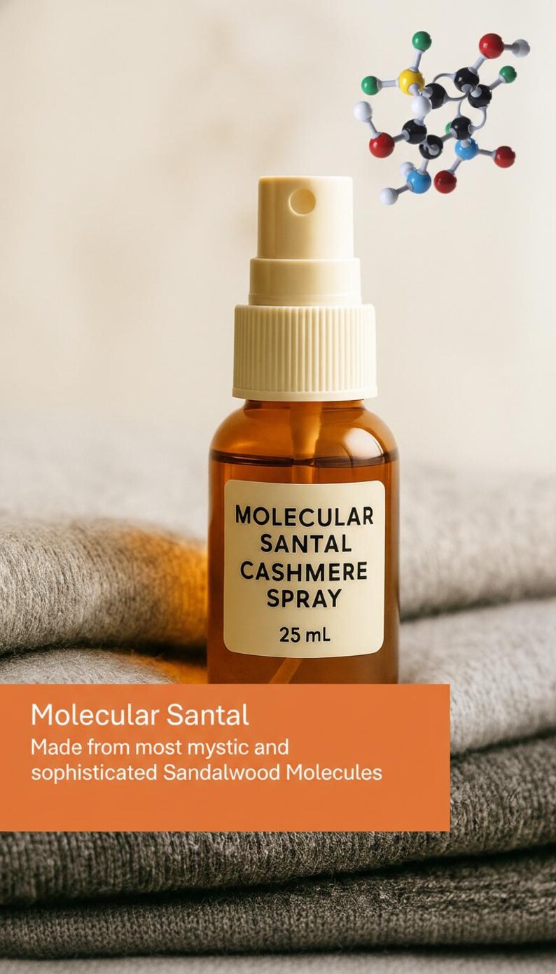 Puede incluir: Un frasco rociador de vidrio marr&oacute;n con la etiqueta "MOLECULAR SANTAL CASHMERE SPRAY 25 ml" y una tapa color crema. La botella est&aacute; sobre una pila de tela gris. Un gr&aacute;fico de estructura molecular est&aacute; en el fondo.
