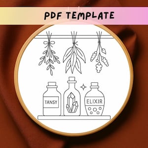 Puede incluir: Ilustración de arte de línea de tres botellas etiquetadas como "Tansy", "Elixir" y un cristal. Por encima de las botellas, tres manojos de hierbas cuelgan de una línea.