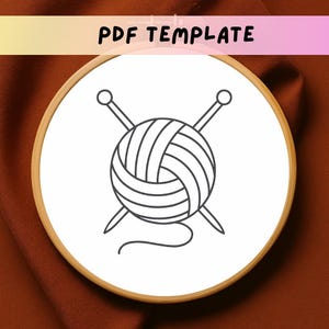 Può includere: Un disegno in bianco e nero di un gomitolo di lana con due ferri da maglia incrociati dietro. La lana è legata con un anello di lana.