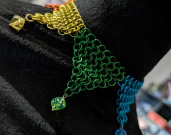 Collar/gargantilla de payaso/bufón DnD arcoíris D6 para ferias de Ren o Larpe
