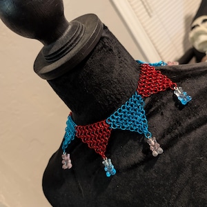 Handgemaakte rode en blauwe gummybeer maliënkolder - kleurrijk accessoire voor Ren Faire-festival