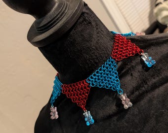 Collar de bufón de malla de osito de goma rojo y azul hecho a mano: accesorio colorido para el festival Ren Faire