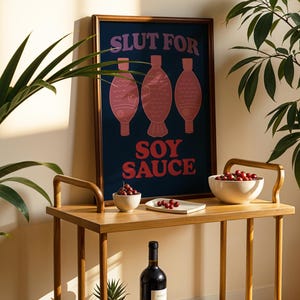 Slut for Soy Sauce | Zabawna sztuka ścienna do kuchni | Odważne pobieranie cyfrowe | Natychmiastowa możliwość wydruku