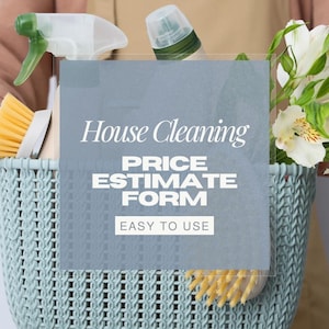 Puede incluir: Una cesta de plástico azul llena de productos de limpieza, incluyendo botellas de spray, cepillos y un cartel que dice "House Cleaning Price Estimate Form Easy to Use."