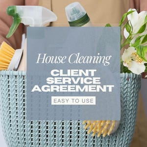 Può includere: Un cestino intrecciato azzurro pieno di prodotti per la pulizia, tra cui un flacone spray, una spazzola e una bottiglia. Un cartello nel cestino recita "House Cleaning CLIENT SERVICE AGREEMENT EASY TO USE". Fiori bianchi a destra.