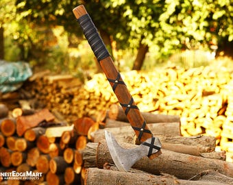Hacha de acero al carbono personalizada con mango de madera de fresno, ideal para acampar.