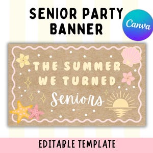 Puede incluir: Una pancarta rectangular con fondo de papel kraft marrón que presenta el texto THE SUMMER WE TURNED Seniors en blanco y crema. El diseño incluye ilustraciones de una estrella de mar amarilla, una estrella de mar rosa, una concha, flores y un sol.