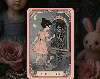 Może przedstawiać: Ilustracja karty tarota przedstawiająca dziewczynę w różowej sukience i szkieletowego psa. Karta, zatytułowana "THE FOOL", przedstawia dziewczynę patrzącą w lustro na szkielet. Obraz otoczony jest różami, lalką i świecami.