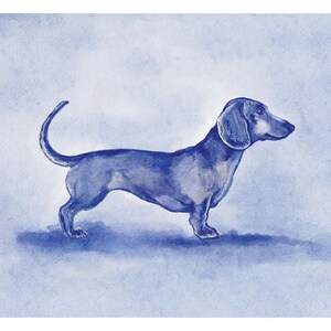 Puede incluir: Pintura a la acuarela de un perro salchicha en tonos azules. El perro se representa de perfil, de pie con la cola curvada hacia arriba. El fondo es un suave lavado azul claro, creando una sensaci&oacute;n serena y art&iacute;stica.