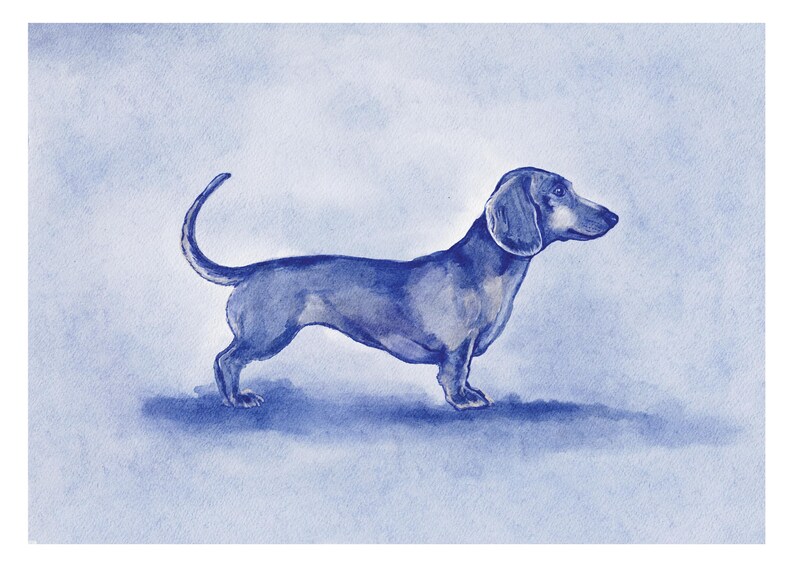 Puede incluir: Pintura a la acuarela de un perro salchicha en tonos azules. El perro se representa de perfil, de pie con la cola curvada hacia arriba. El fondo es un suave lavado azul claro, creando una sensaci&oacute;n serena y art&iacute;stica.