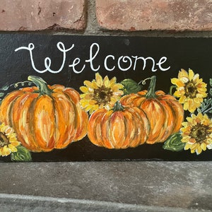 Letrero de bienvenida de calabaza de pizarra pintado a mano - Decoración de otoño, placa de bienvenida, letrero de otoño, decoración de porche, decoración de girasol, decoración de chimenea imagen 3