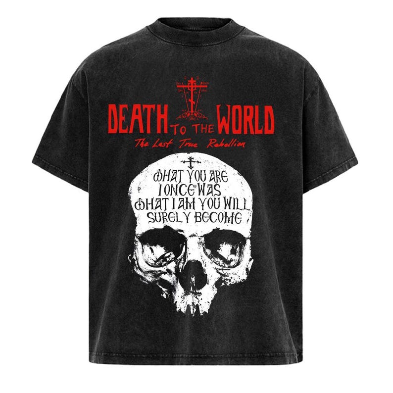 Puede incluir: Camiseta negra con texto rojo y un dise&ntilde;o de calavera blanca. El texto incluye "DEATH TO THE WORLD" y "WHAT YOU ARE ONCE WAS WHAT I AM YOU WILL SURELY BECOME". La camiseta tambi&eacute;n tiene el texto "The Last True Rebellion".