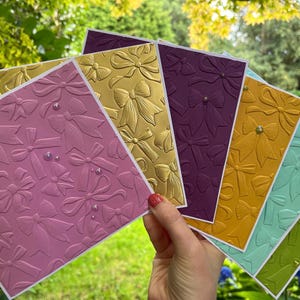 Handgemaakte elegante strikkaarten met reliëf (set van drie)