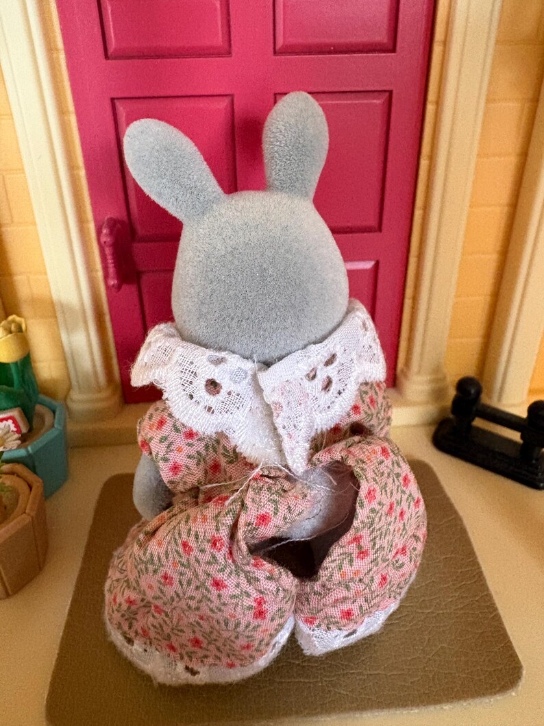 Może przedstawiać: Biały ceramiczny kubek z czarnym uchwytem i napisem "But First, Coffee" czarną, pogrubioną czcionką. Kubek stoi na białej powierzchni. Kubek ma 10 cm wysokości.